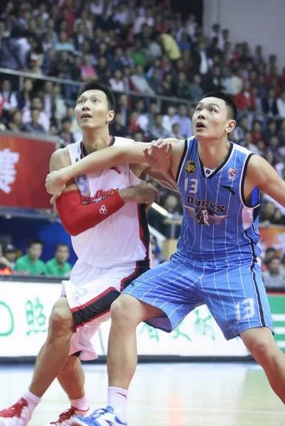 野球场篮球垫脚瞬间,野球场恶意垫脚集锦