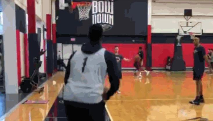 12连败也得有圣诞礼物!球哥为队友送上定制游戏机,锡安熊抱感谢