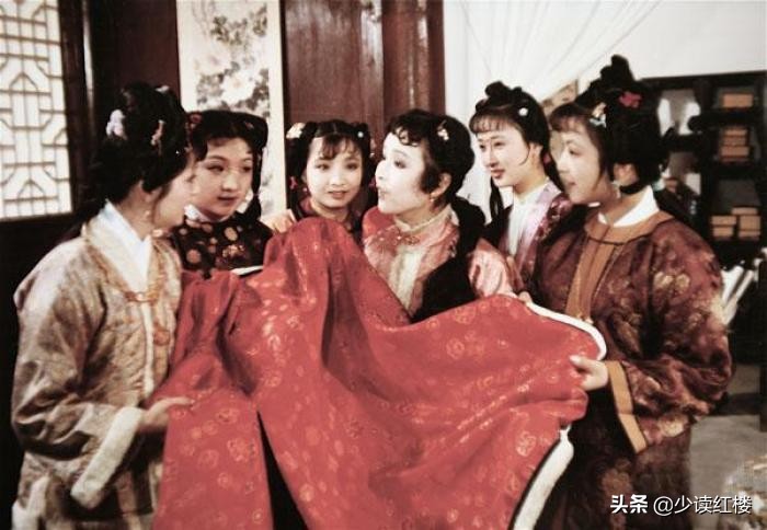 细看红楼梦里贾府女性的日常着装，隐藏了许多被忽略的细节