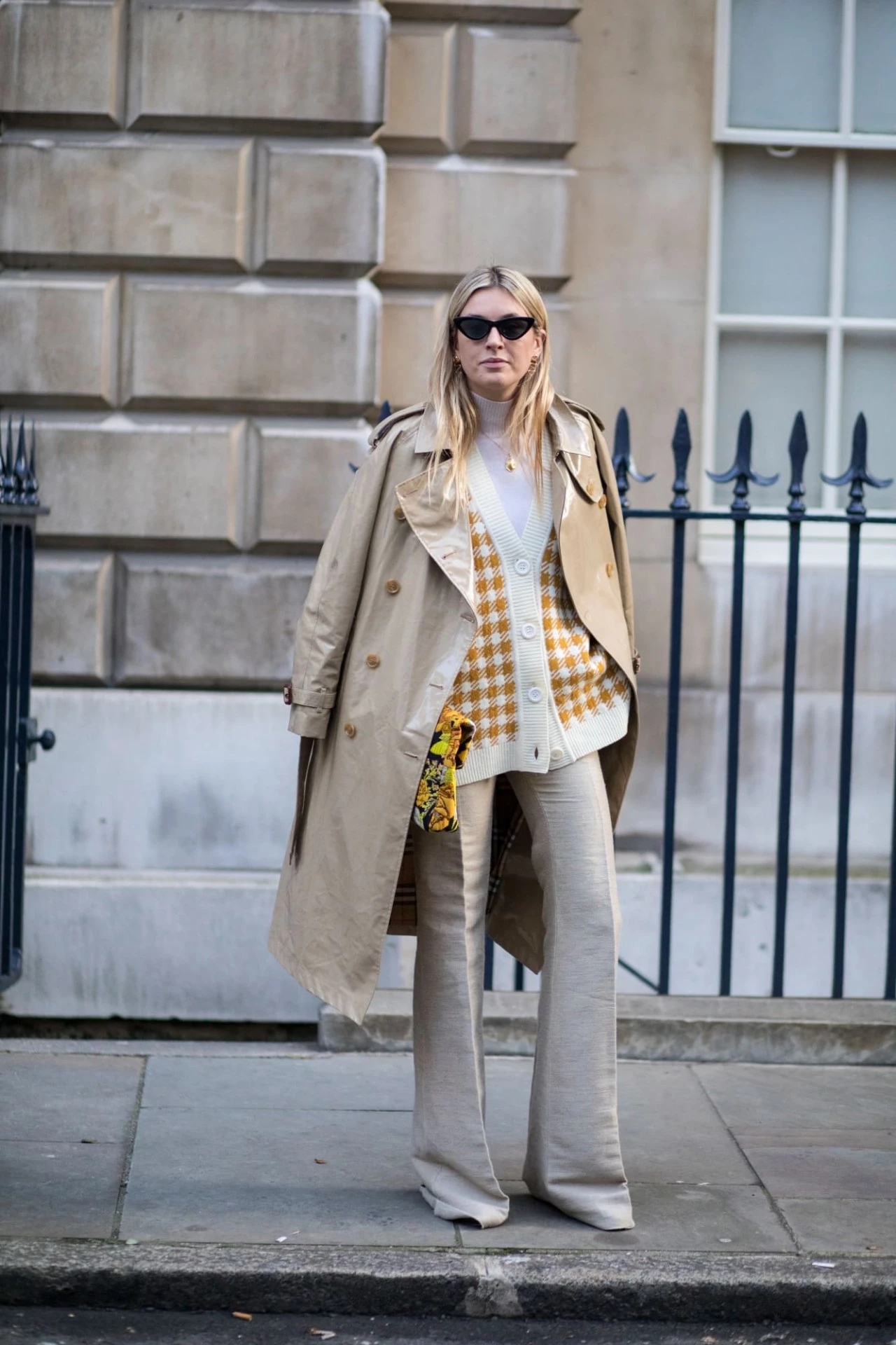 个子矮微胖女生白大衣搭配,158125斤微胖女生大衣穿搭