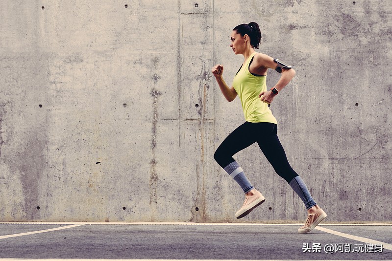 如何改善驼背问题？健身可以帮助到你，练出挺拔的形体