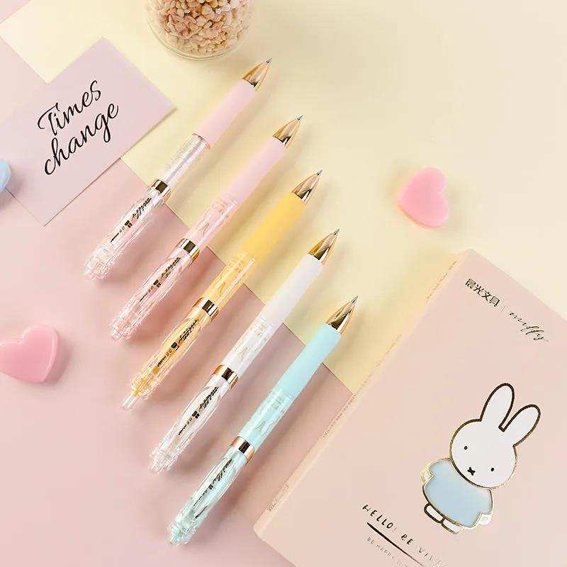 广东穷小子卖文具，白手起家把公司做上市，身家290亿，凭啥？