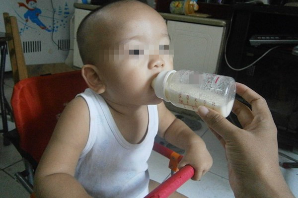 宝宝奶粉吃完之后有泡沫咋回事,奶粉兑出来泡沫多好还是泡沫少好