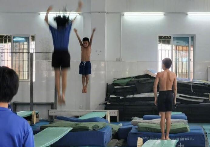 全红婵给队友发零食,全红婵获赠20万现金教练有奖金吗