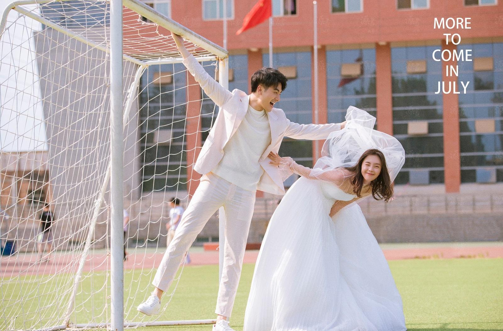 毕业班27名男生穿西装，给班里唯一女生备婚纱，只为圆她心中梦