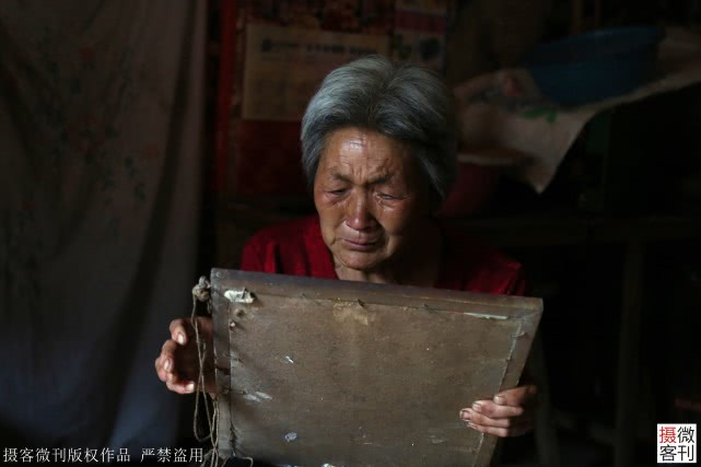 深山老两口5年还18万欠款，大妈每天抱着儿子遗像哭
