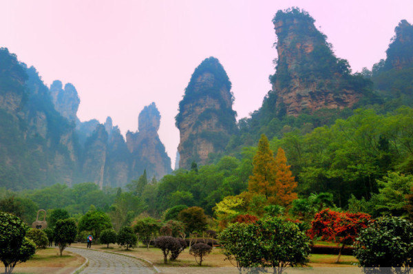 张家界离凤凰古城多远,张家界凤凰古城和湘西凤凰古城