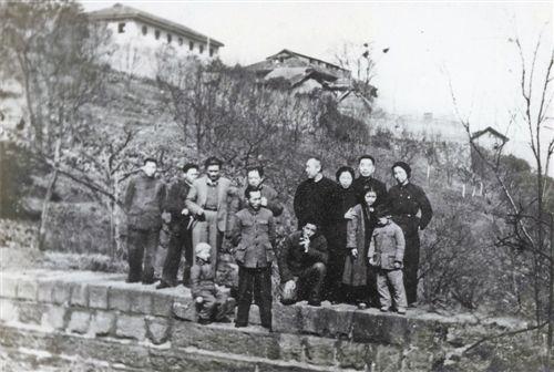 红岩女主饶国模：为爱私奔，丈夫入国民*党**并再婚，她把家献*产党共**