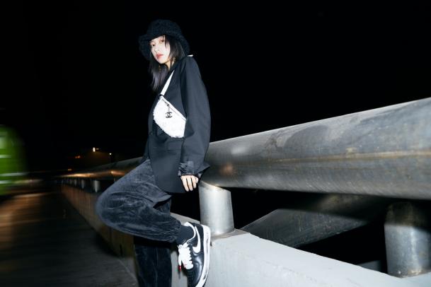 冬季穿一身白超时髦，和周雨彤学习白色服饰搭配，清纯又显白