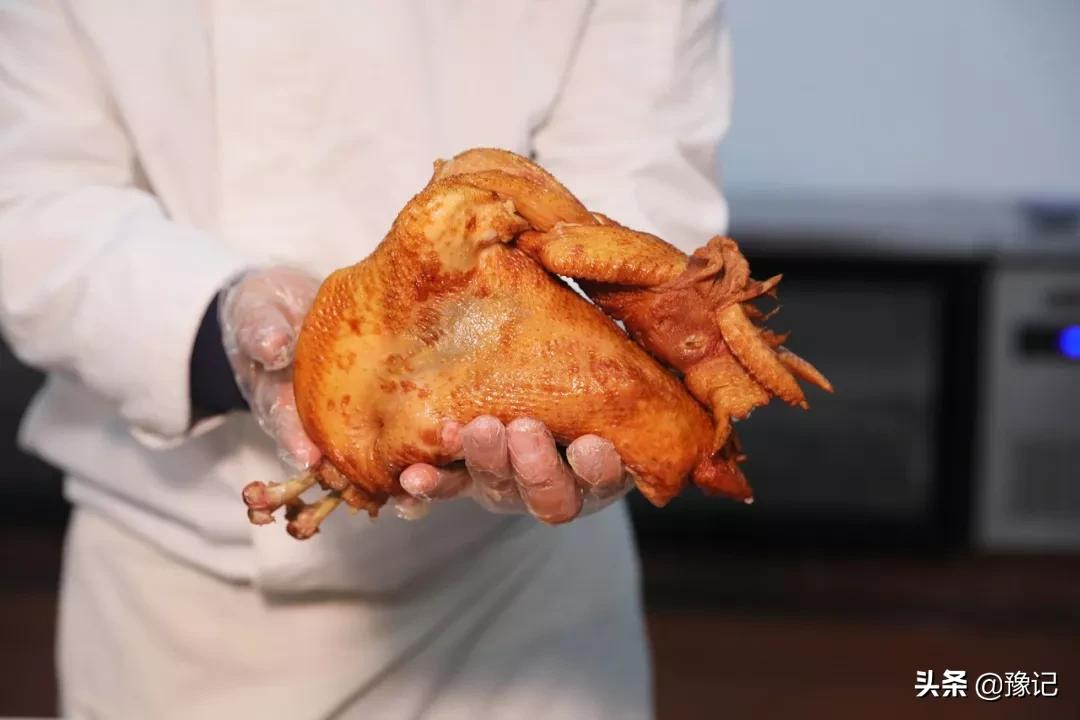 烤鸡三黄鸡和小公鸡怎么区别,窑鸡与烧鸡哪个比较有营养