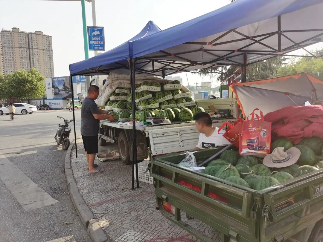 经济省油！摆地摊，梁师傅只用HOWO轻卡卖水果