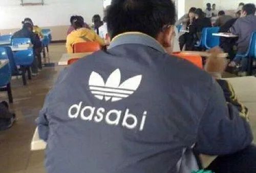 市值蒸发2380亿！又一全球巨头跌落神坛，靠疯狂打折自救