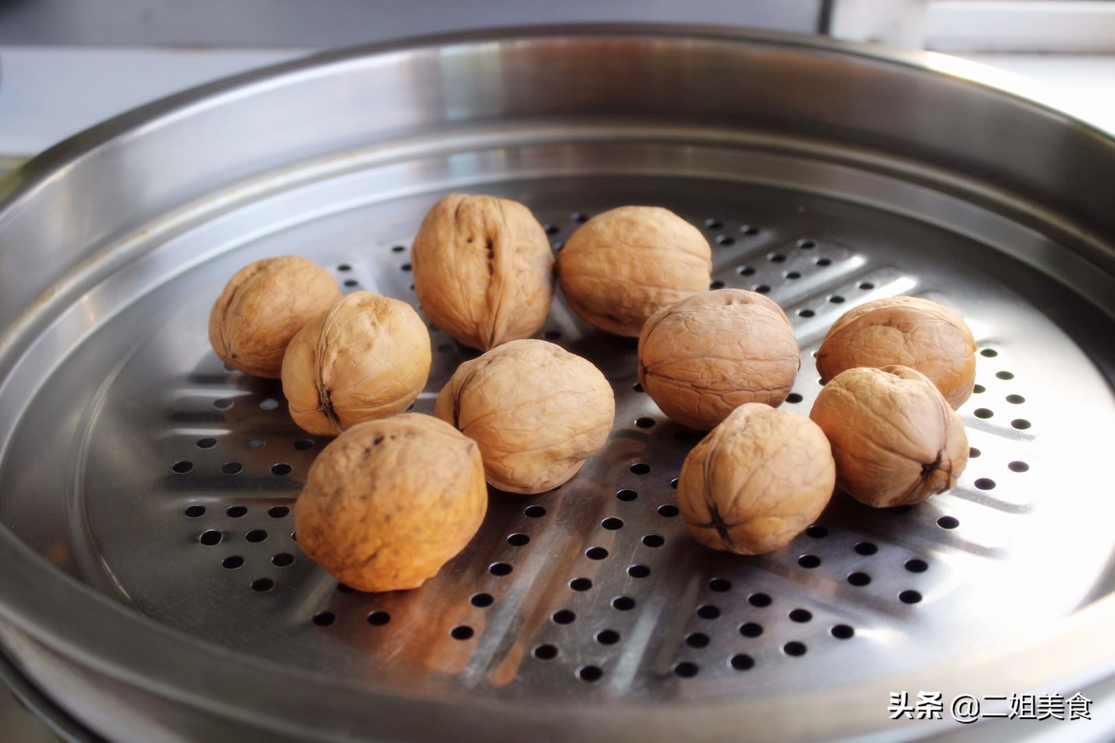 如何快速剥核桃仁上的薄皮,剥核桃窍门