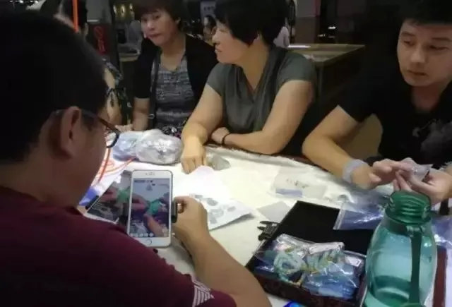 大明星亲自下场卖翡翠，为何没人买账？