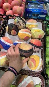 搞笑gif永远不要相信任何人,朋友圈gif背景搞笑