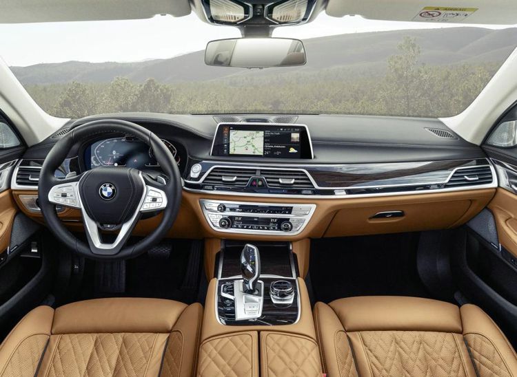 奔驰S级的恐惧！试驾新款宝马7系这才是旗舰该有的模样