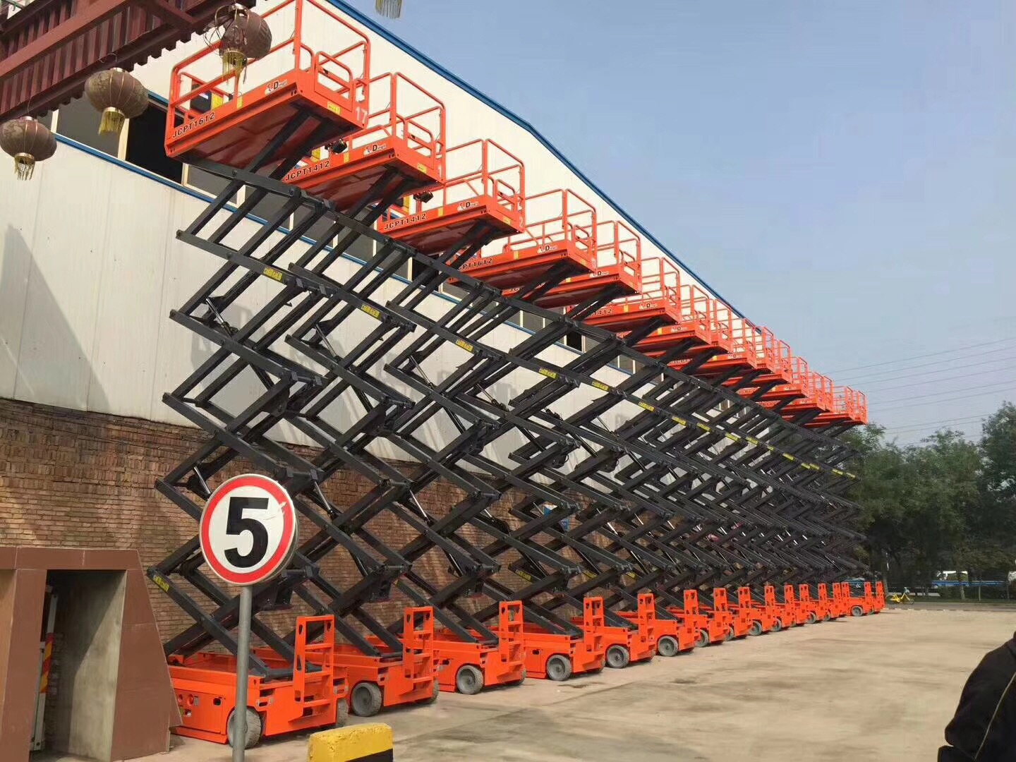 宸ヤ汉楂樼┖鏂藉伐璁惧瑙嗛,宸ュ湴楂樼┖涓撲笟璁惧