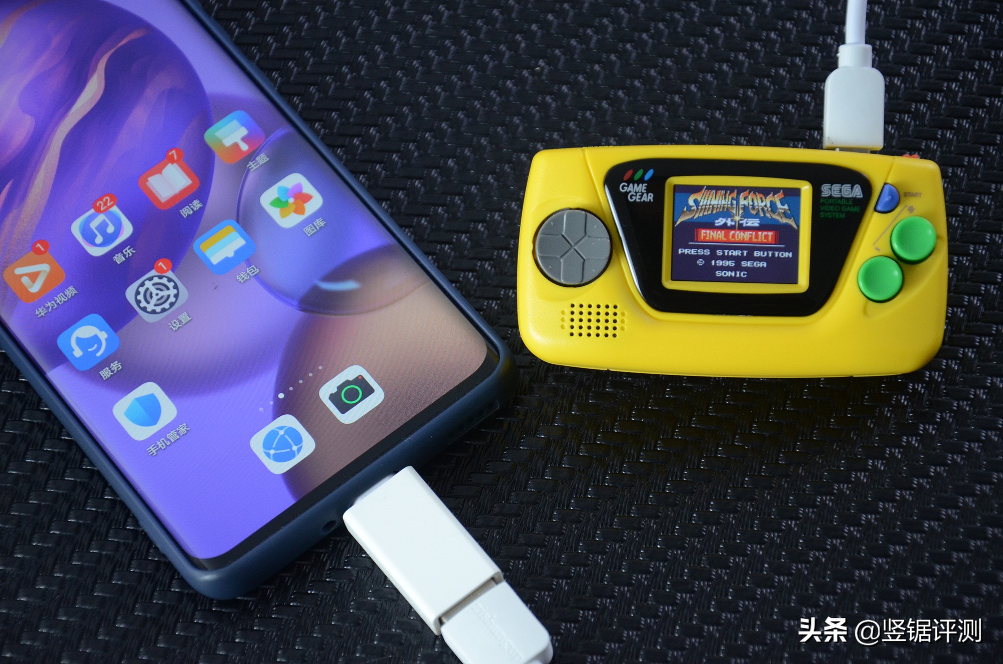 日本“迷你掌机”评测：屏幕仅1.15英寸大小，确定不是钥匙扣