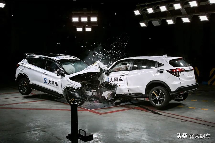 本田碰撞对比,两车对撞的一刹那