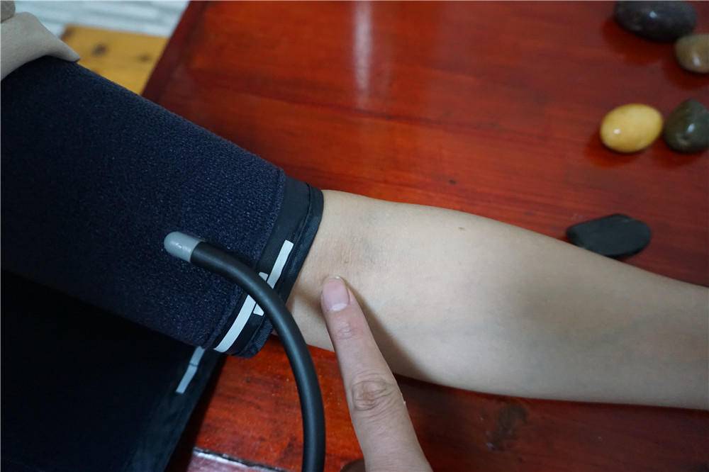 长坤手臂式智能电子血压计,爱尔泰血氧仪