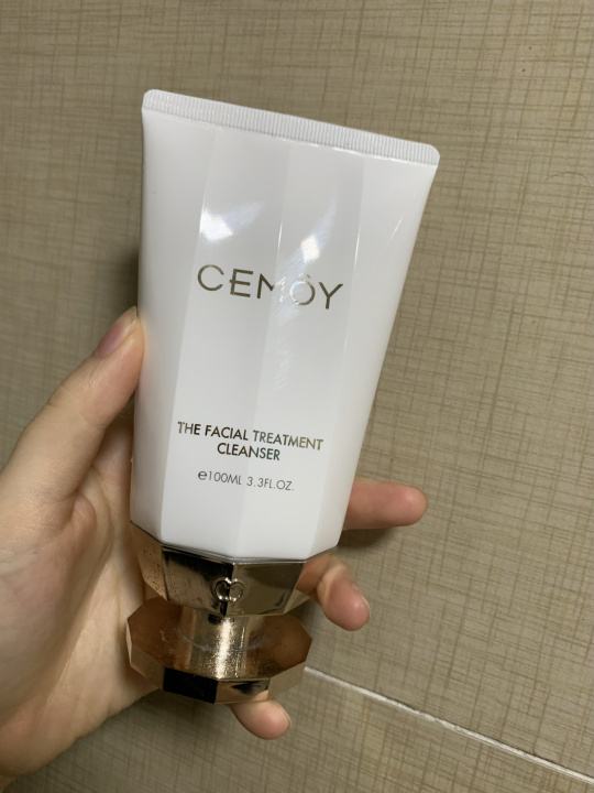 脸部清洁美白清爽洗面奶,让皮肤越洗越光滑细腻的洗面奶