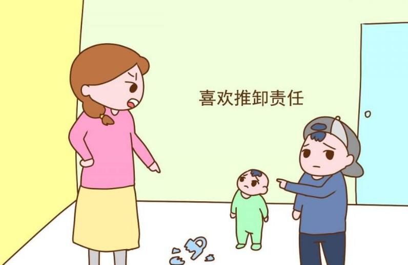孩子摔倒，家长莫要在责怪“桌椅”，这样只能让孩子推卸责任