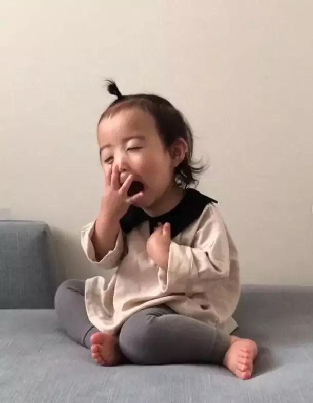 晒女儿搞怪丑萌照,亲妈狂晒女儿丑照