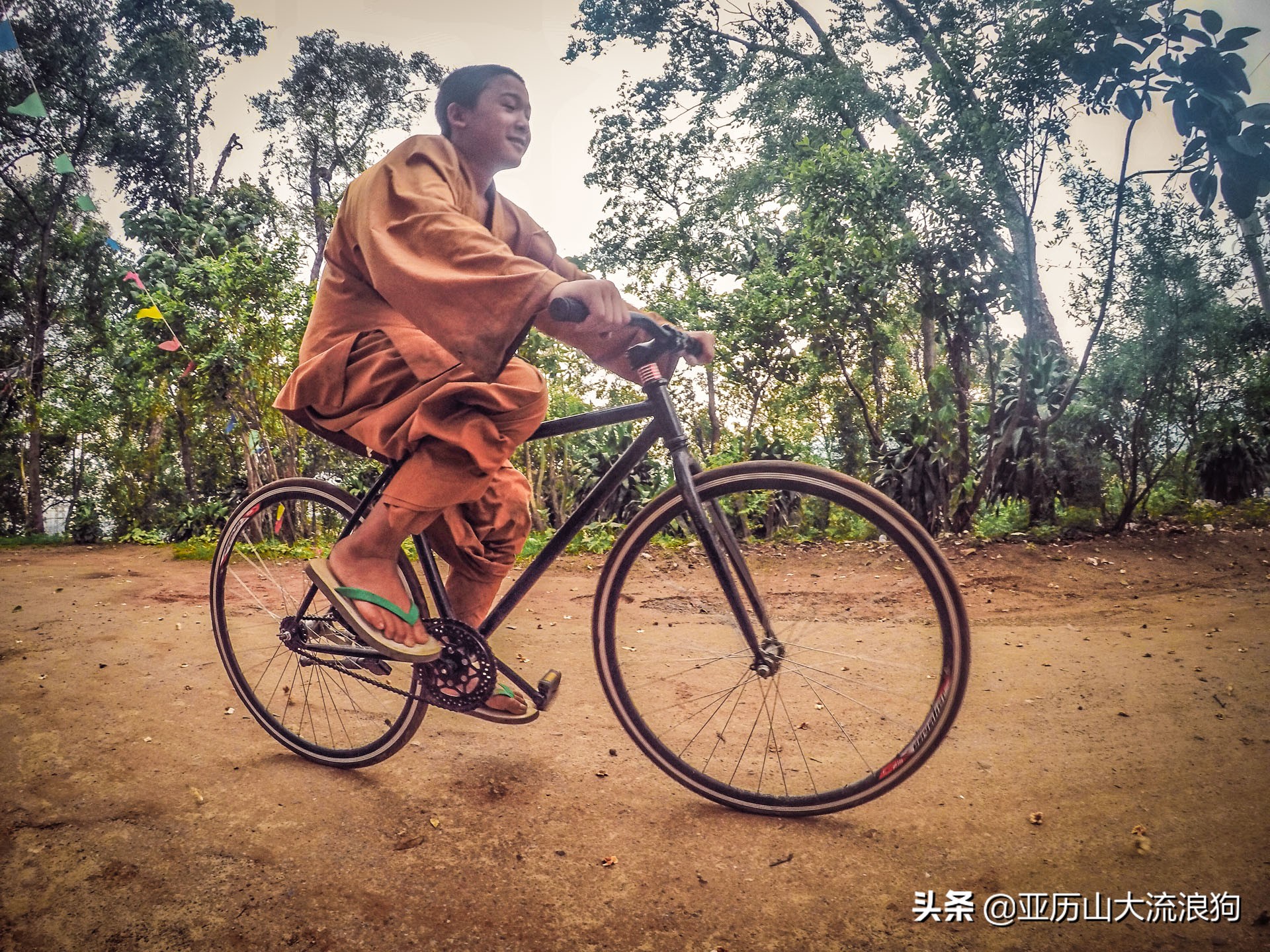 中缅边境的佛寺,旅途中遇到藏区僧人