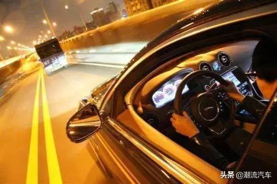 大车后面多少距离安全,跟在大车后面误闯红灯算不算违章