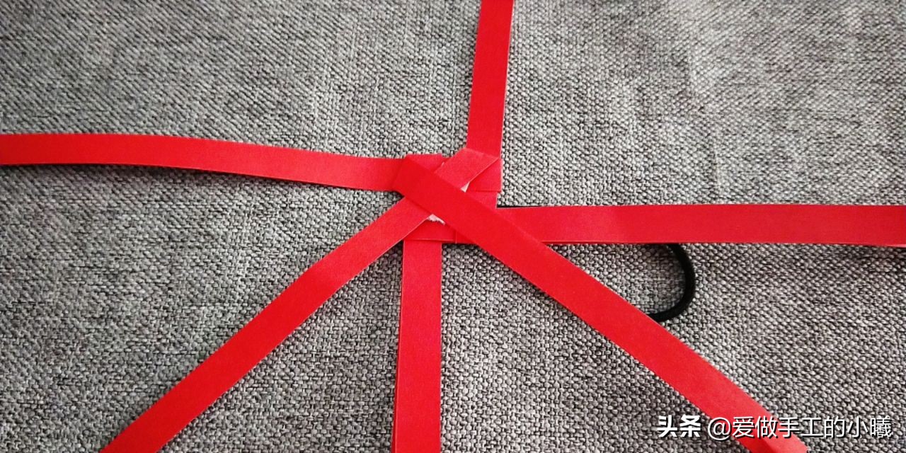 用折星星的纸条做灯笼,用纸条折红红的小灯笼