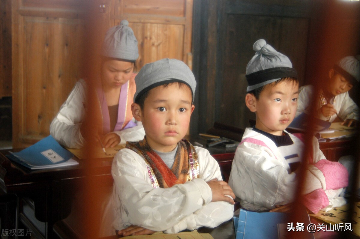 俗语“小孩吃了猪尾巴”的下一句是什么？你还记得哪些类似说法？