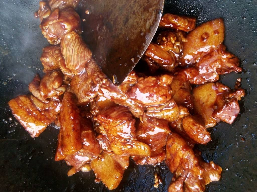 炒糖色加凉水会苦吗,红烧肉炒糖色后加热水还是冷水