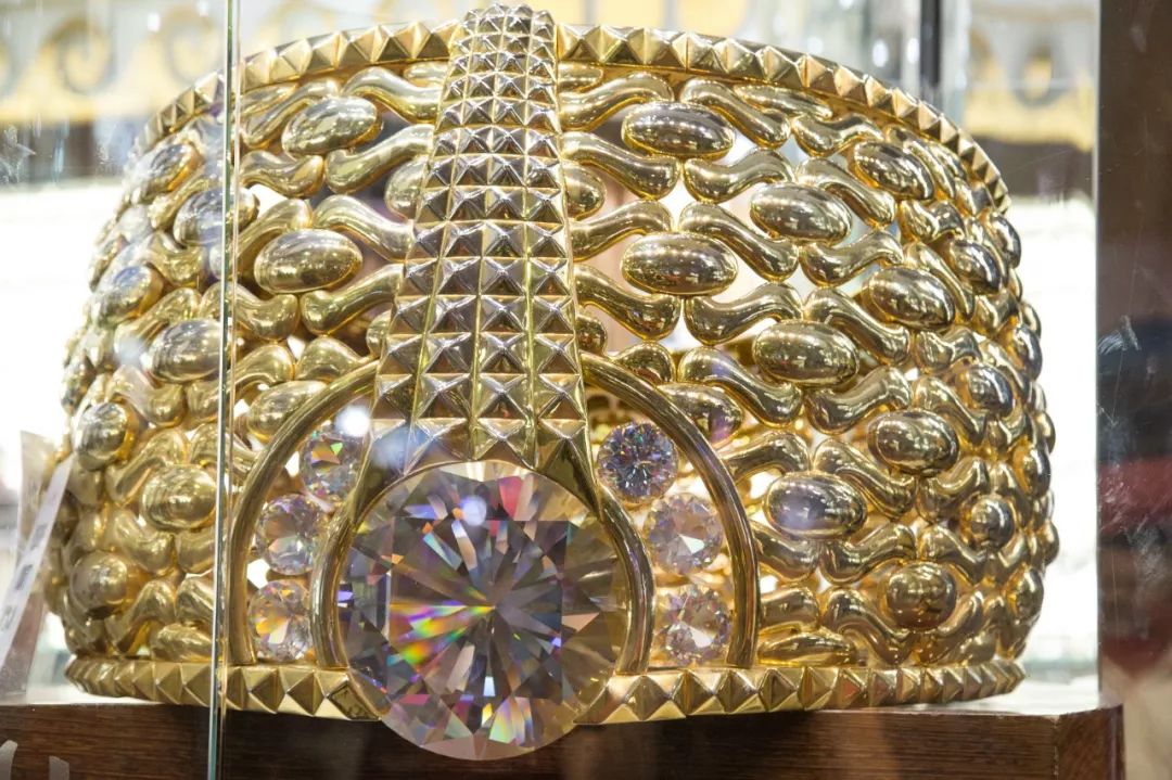 迪拜街头捡到一辆豪车,迪拜豪车坟场里的废弃豪车