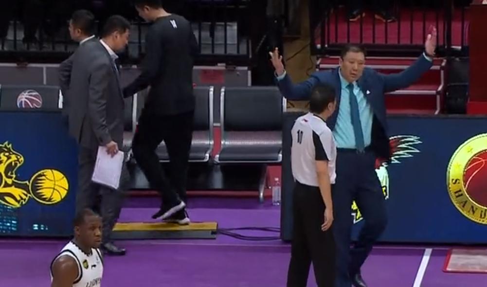 cba教练大闹技术台,cba裁判再次惹争议