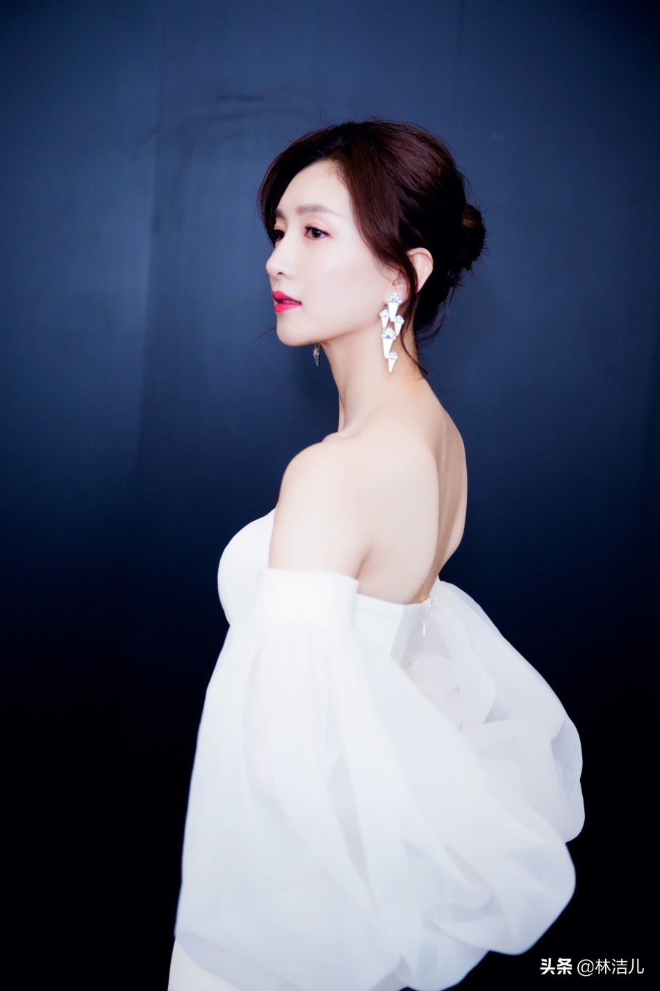 当钟楚曦和江疏影同穿印花连衣裙,倪妮钟楚曦写真