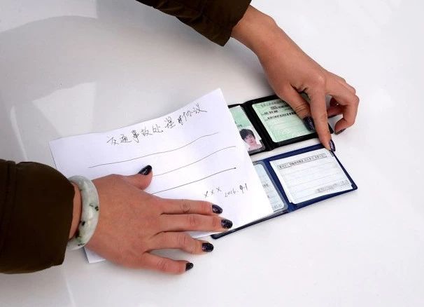 车辆刮蹭如何补漆,车辆刮蹭现场