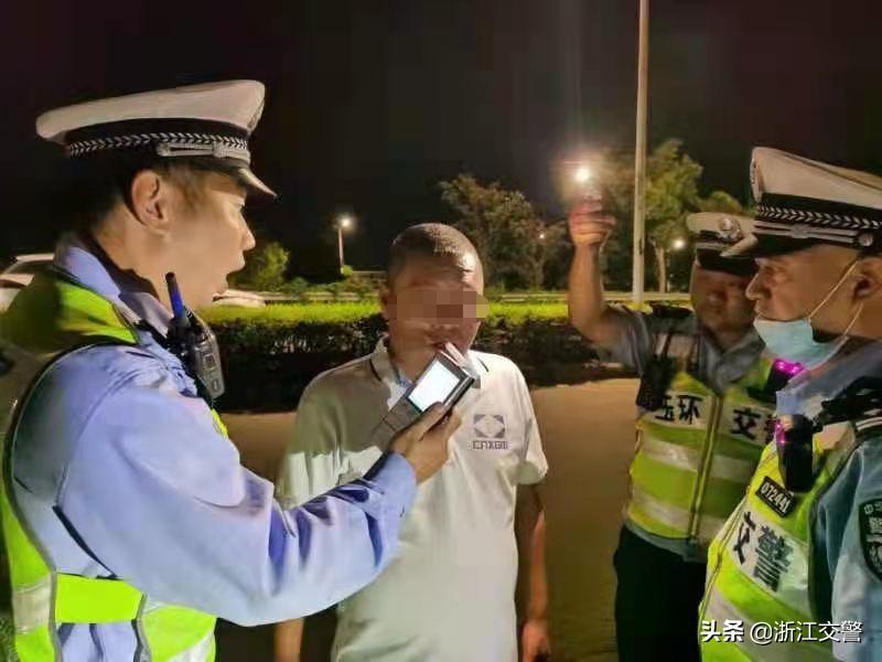 发生追尾双方都走了,发生追尾前车直接走了谁的责任