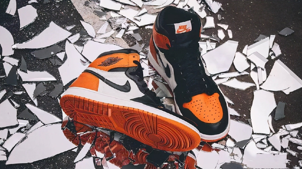 乔丹第一双aj,乔丹aj1扣碎篮板穿的什么鞋