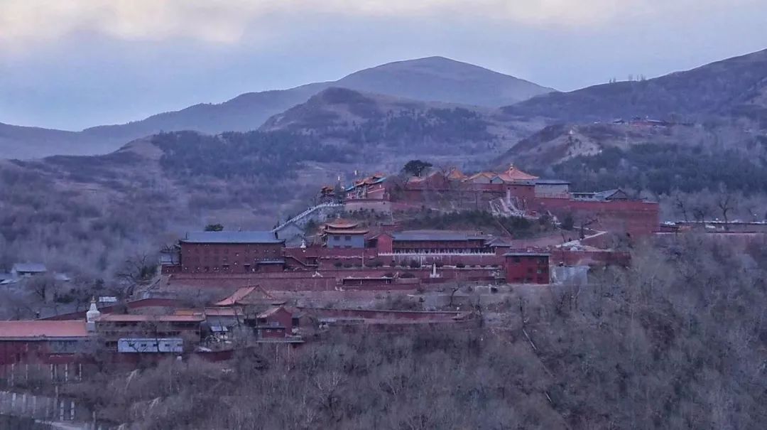 一座神人共栖的“煤都”