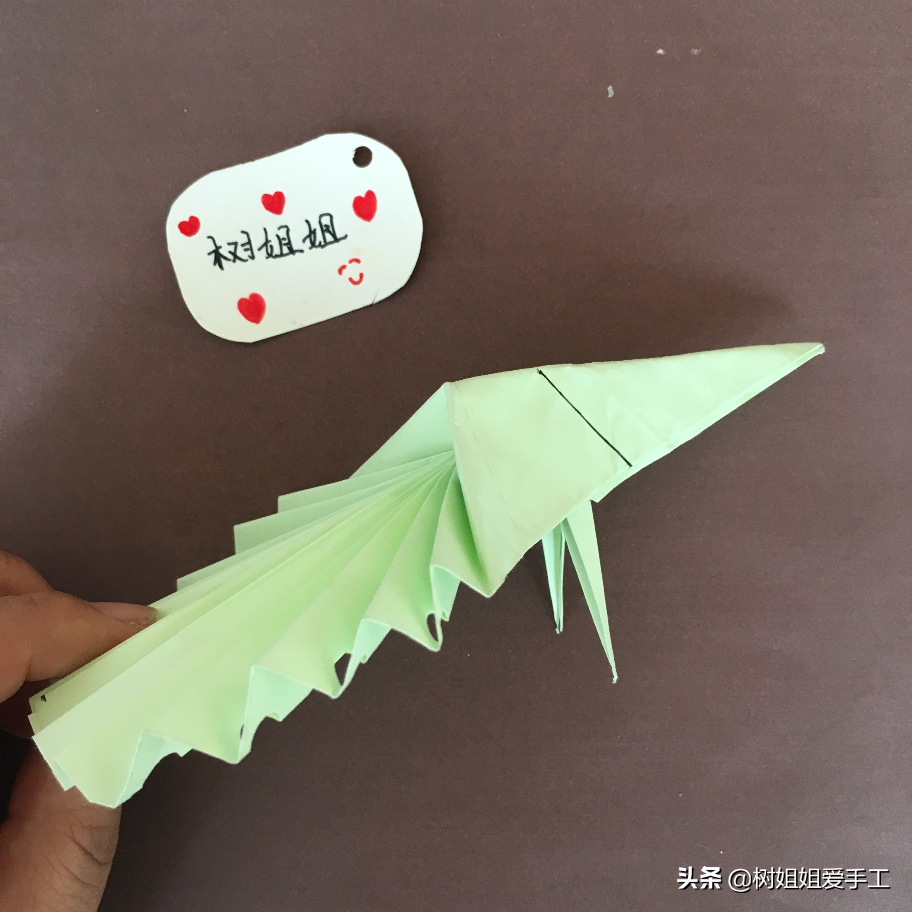拖尾孔雀的三角插教程,折纸孔雀尾巴怎么折