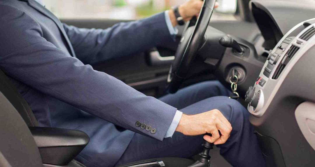 为什么刹车和离合不能一起踩,刹车和离合怎么一起踩