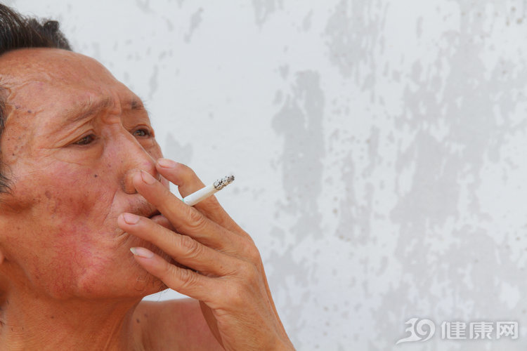 82岁艺术老教父戒烟,82岁艺术教父