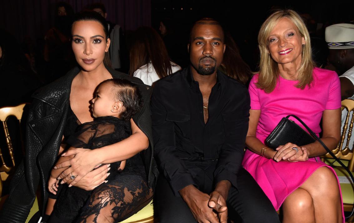 LV老板娘才是低调贵妇，60多岁穿搭朴素，三太子眉眼好像她