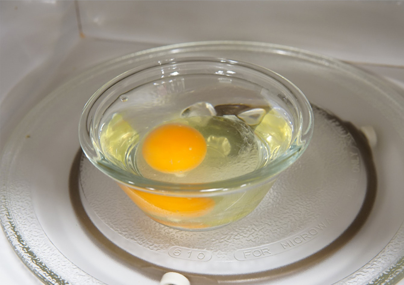 水波蛋｜微波炉水波蛋流心滑溜溜，45秒完成不爆炸关键是这样做