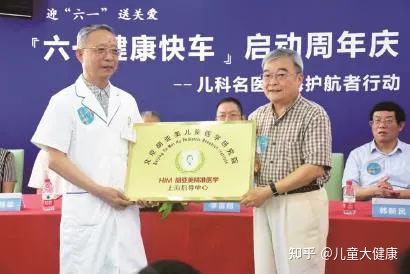 《文汇报》专题报道,大爱仁心拯救身患自闭抽动等多种疾病患儿