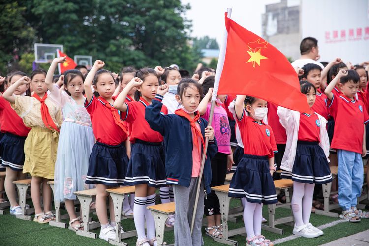 思源实验学校少先队入队仪式,社旗一小少先队入队仪式