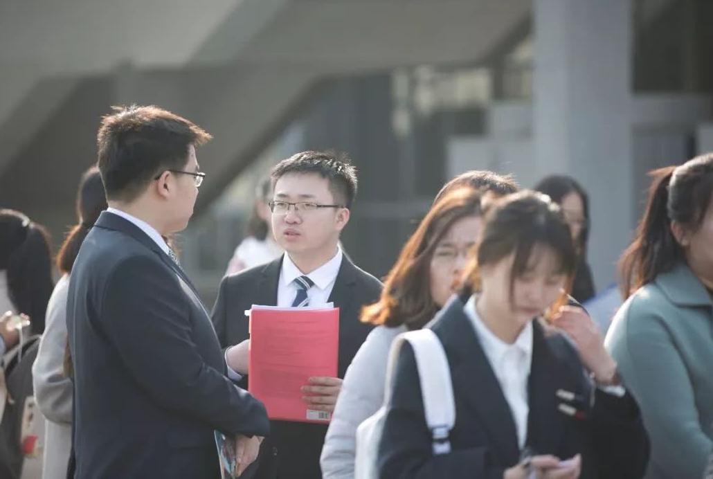 面试要求的正装必须是西装么,面试穿正装最忌讳的是什么