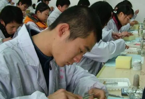 当年包分配的“定向医学生”，如今过得怎么样，过来人表示很后悔