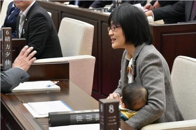 女议员带孩子工作,丹麦女议员