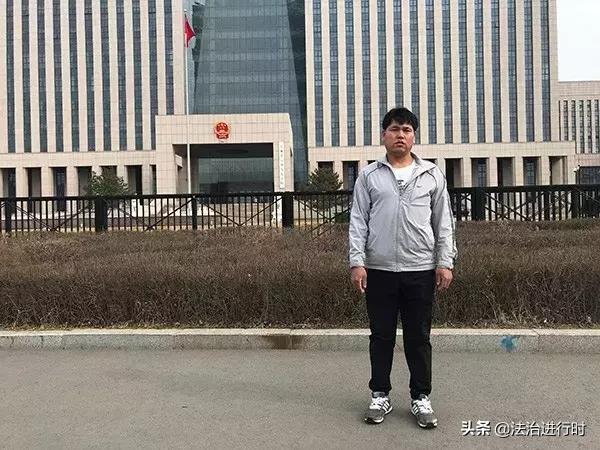 V早报：机场安检男子面露诡异微笑原来嘴里藏火机